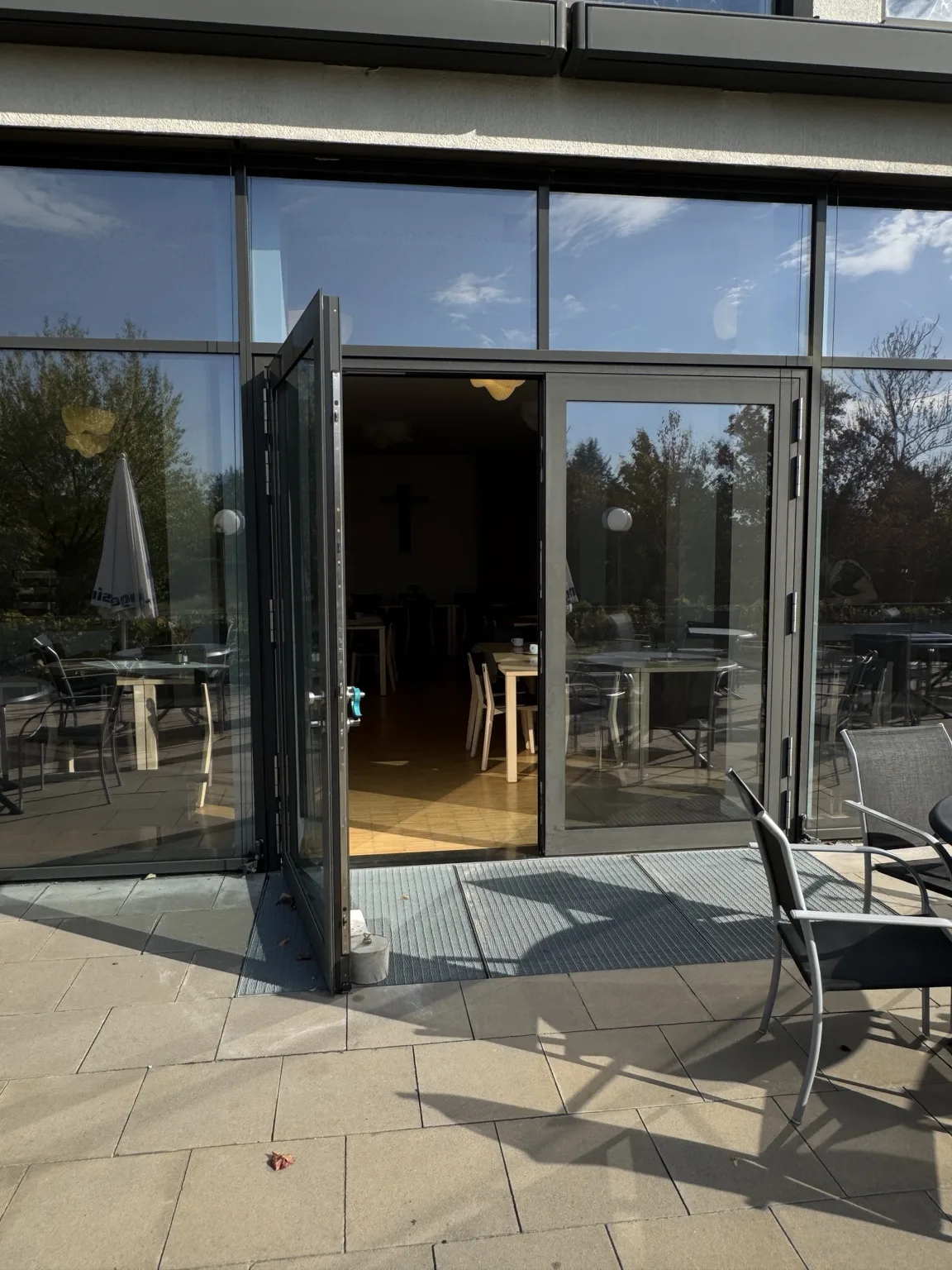 Geöffnete Glastür als Zugang von der Terrasse in den Speisesaal