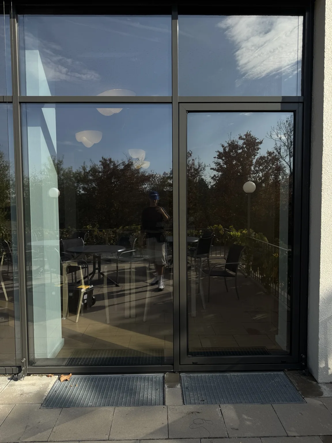 Nahansicht der folierten Glastür und Fensterfläche am Speisesaal
